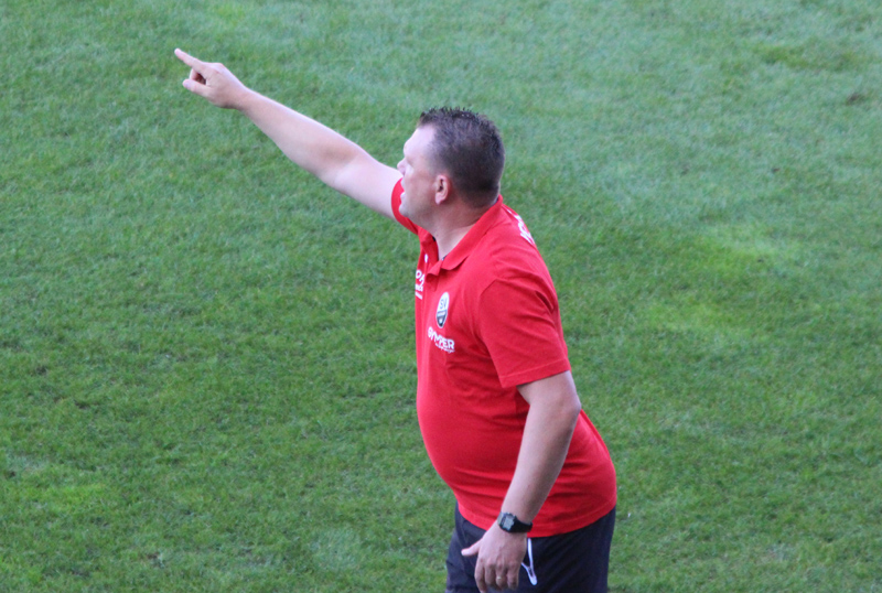 Ein am Spielfeldrand engagierter SVS-Trainer Uwe Koschinat gibt Anweisungen an seine Spieler