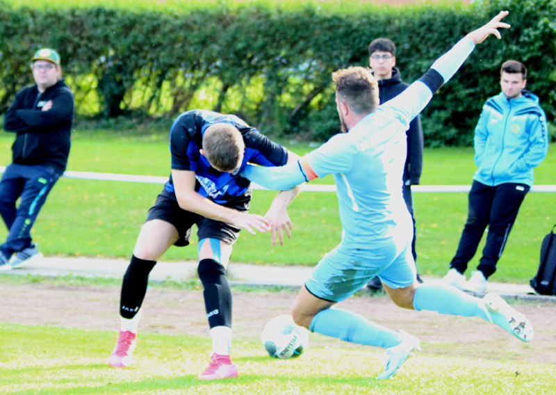 Das Foul an Rupp, das den späteren Platzverweis für den Gefoulten zur Folge hatte