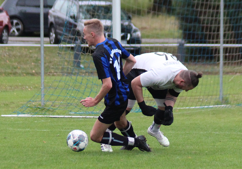 Romig wird von Özcan (strafstoßwürdig?) gestoppt