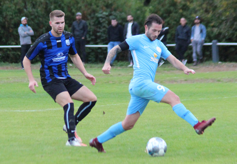 Bayer (li.) in Erwartung eines Gemminger Angriffs