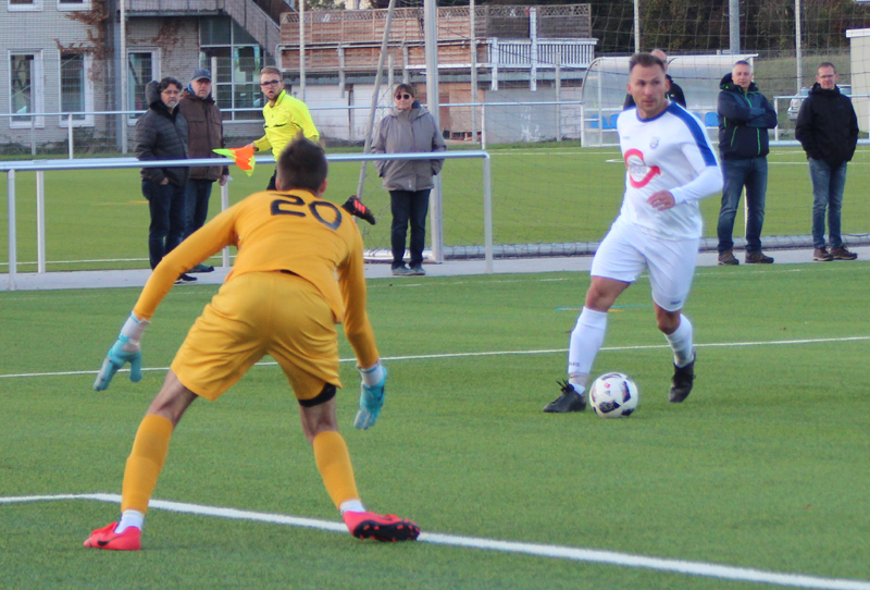 Roth legt vor dem Tor quer zu Romig, der zum 1:0 trifft