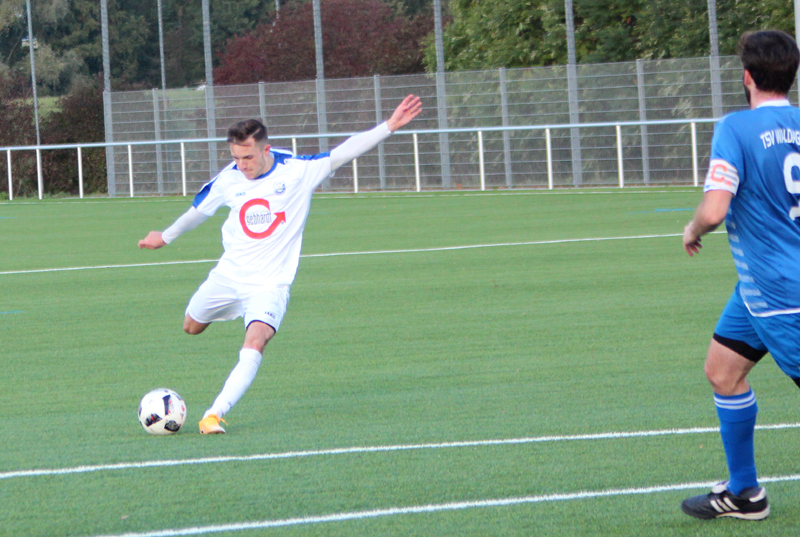 Niclas Wittmer beim Torschuss