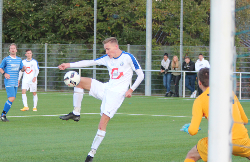 Luca Romig beim Torschuss