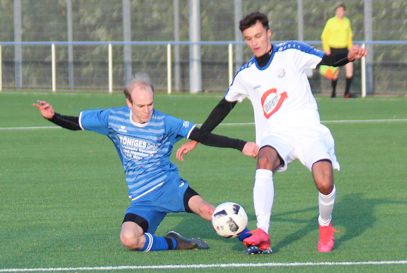 Jonas Langenbach (re.) im Zweikampf