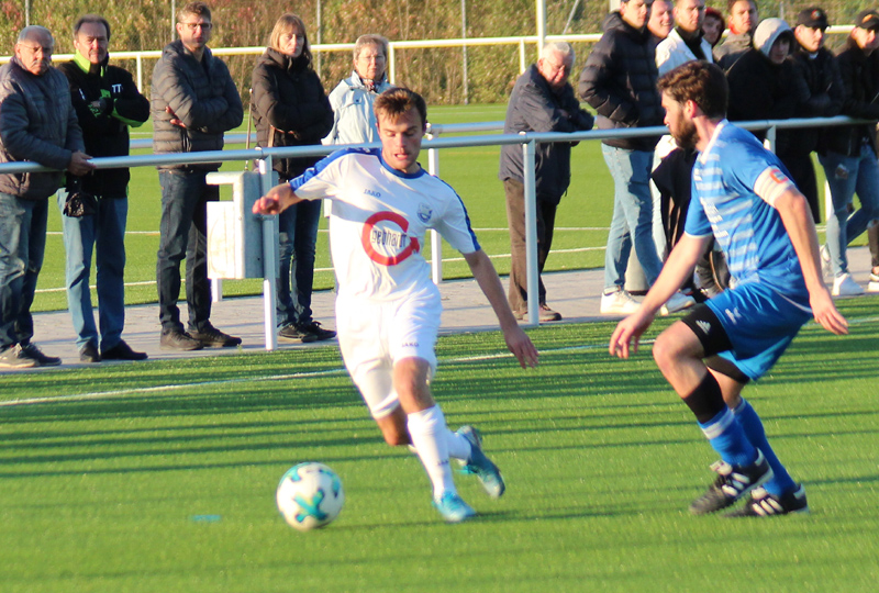 Aaron Schüle (li.) mit Offensivdrang