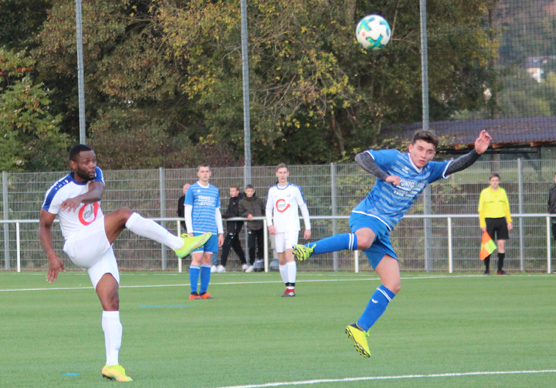 Thierry Kenfack Bougue (li.) beim Torschuss