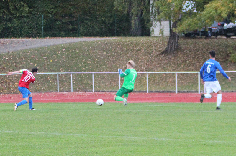 Ziegler (li.) scheitert an SV-Keeper Nico Romig