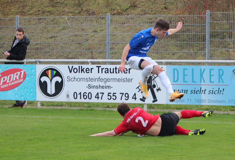 Niclas Wittmer im Zweikampf