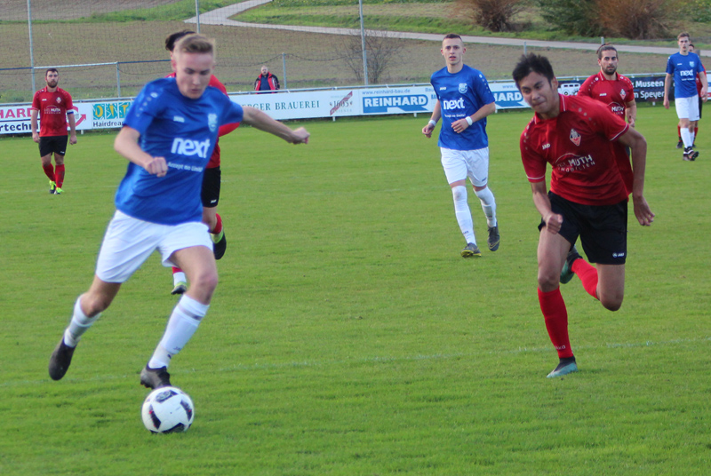 Luca Romig beim Torschuss