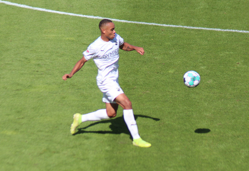 Sandhausens Nartey treibt den Ball nach vorn