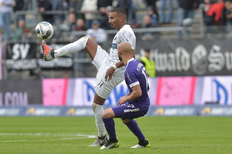 Sandhausens Mittelfeldspieler Erik Zenga (li.) kommt vor Philipp Riese an den Ball
