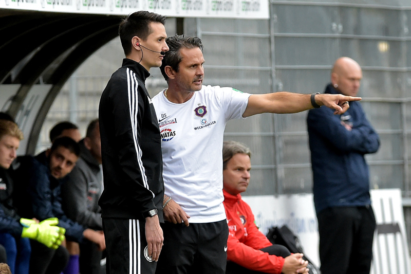 Aue-Trainer Dirk Schuster (re.)