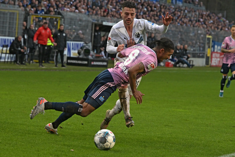 Sandhausens Halimi behauptet sich gegen HSV-Gegenspieler Dudziak im Zweikampf