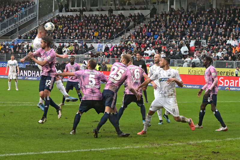 Zhirov (li.) erzielt gegen den HSV einen Kopfballtreffer