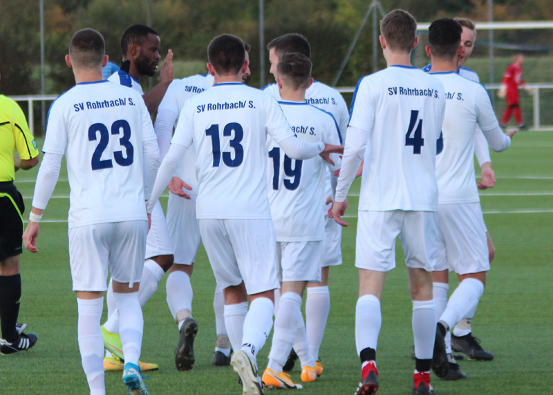 Als verschworene Einheit präsentierte sich bislang der Spielerkader der 1. Mannschaft des SVR. Spieler und Funktionäre fiebern derweil dem Re-Start entgegen.