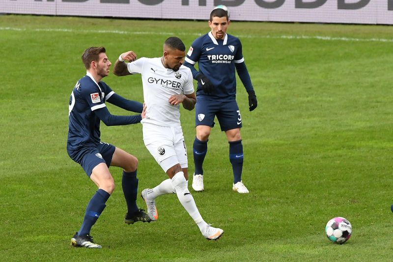 Stürmer Keita-Ruel (Mitte) erzielte beim 3:2-Hinspielerfolg alle drei Sandhäuser Treffer.