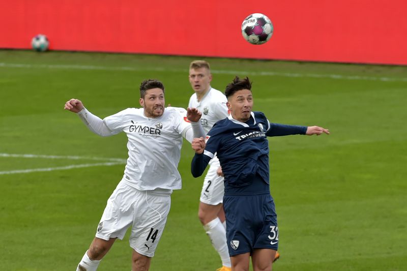 Tim Kister (li.) beim Kopfballduell. Gegen den Club müssen die Sandhäuser zu Hause unbedingt punkten, um den Abstand zu den Nichtabstiegsplätzen nicht größer werden zu lassen.
