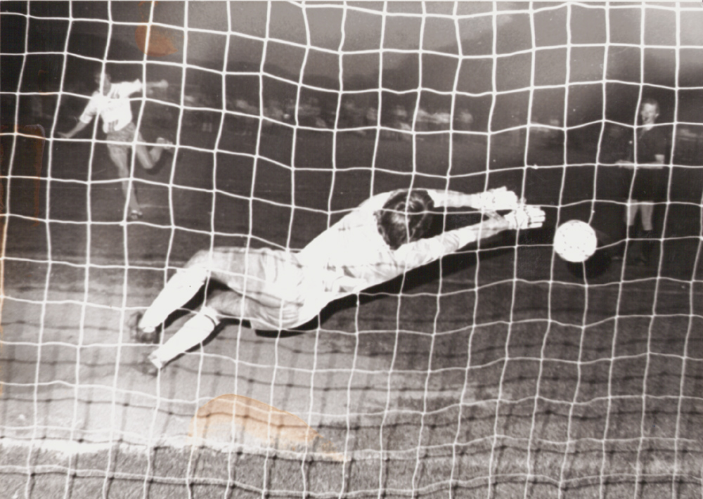 Die Entscheidung im Elfmeterschießen: SVR-Keeper Jürgen Geiser pariert den Schuß von TSG-Spielertrainer Egon Ludwig