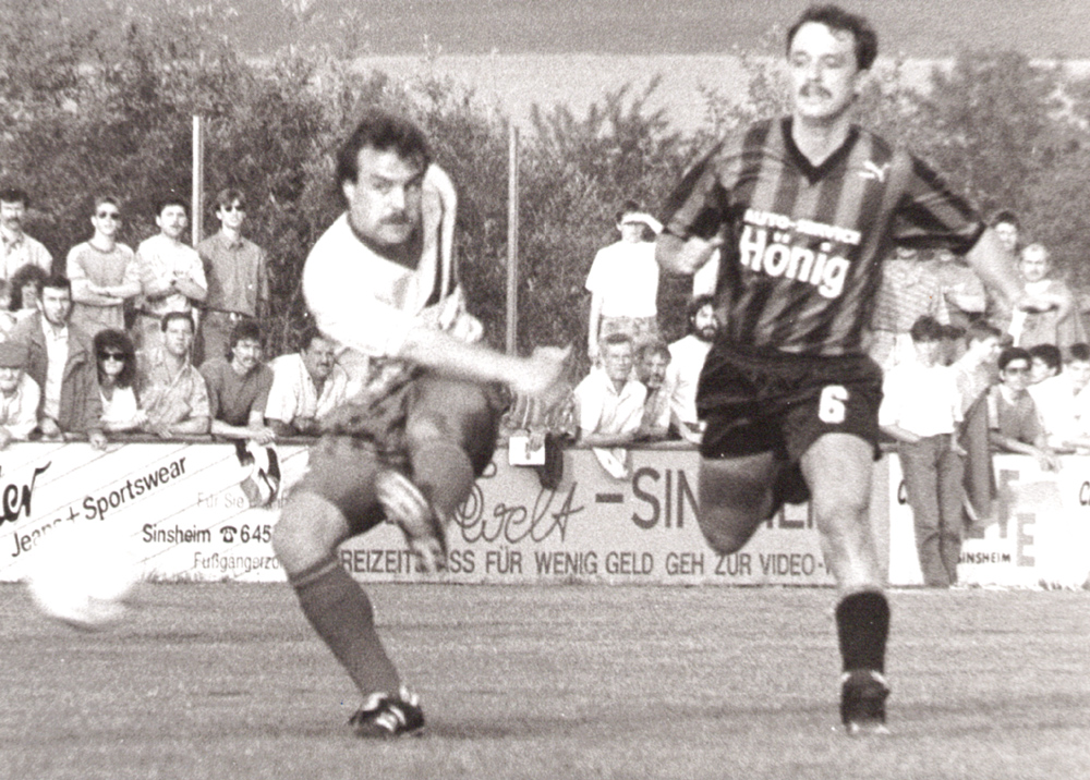 Duell zwischen Hoffenheims Achim Heinlein (li.) und Rohrbachs Jürgen Bauer