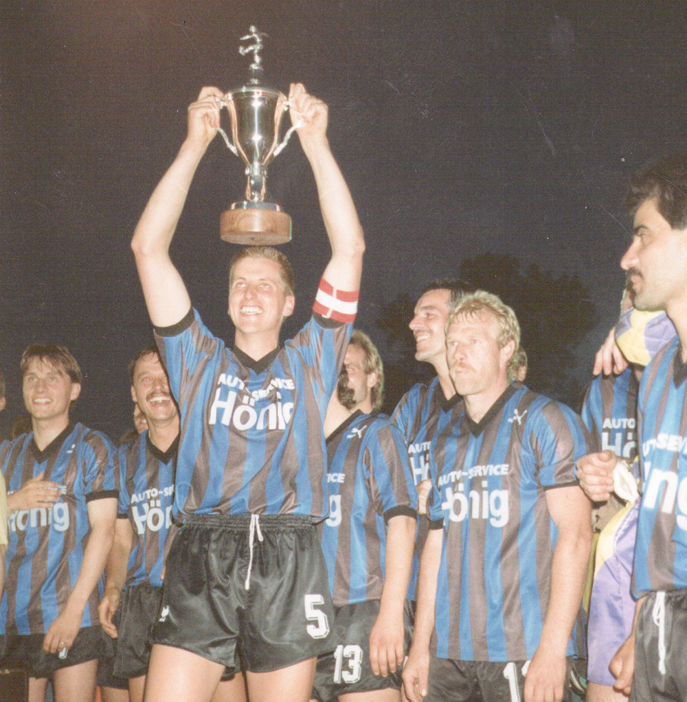 Timo Dippel mit dem Kreispokal