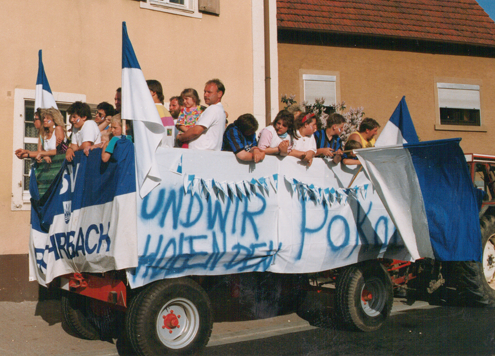 Triumpffahrt mit Traktor und Anhänger nach dem Doublegewinn