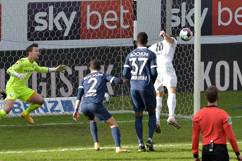 Stürmer Behrens (re.) bringt den SV Sandhausen per Kopfball 1:0 in Führung