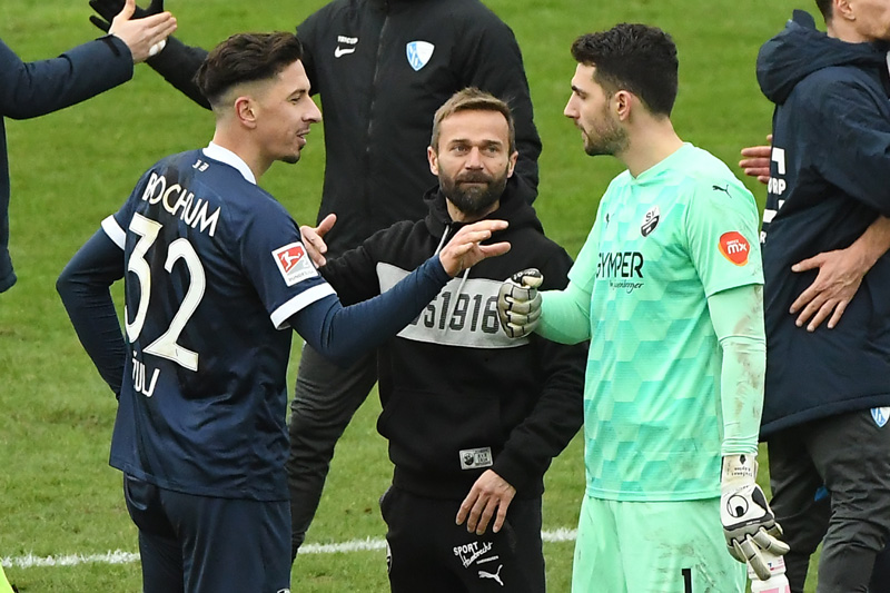 Von links: VfL-Torschütze Zulj, SVS-Trainer Schiele und SVS-Keeper Kapino