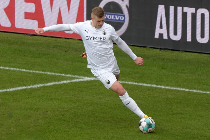 Defensivspieler Zhirov beim Flanken