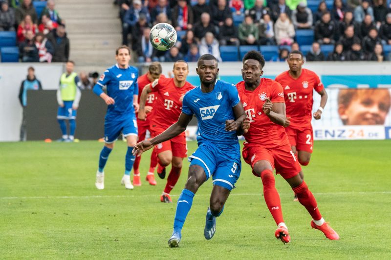 Konzentrierter Blick auf den Ball bei Ihlas Bebou und Alphonso Davies (re.)