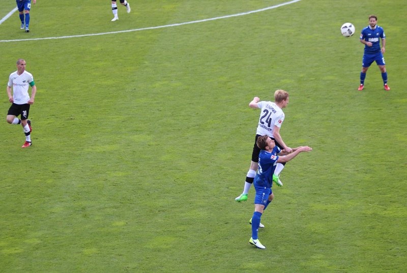 Philipp Klingmann gewinnt ein Kopfballduell beim letzten Sieg des SVS über den KSC. Links Sandhausens Co-Trainer Stefan Kulovits
