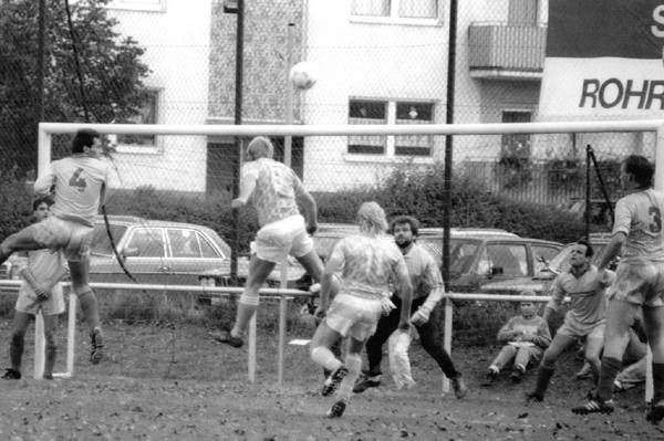 Torjäger Holger Frank (Nr. 9) beim Kopfball