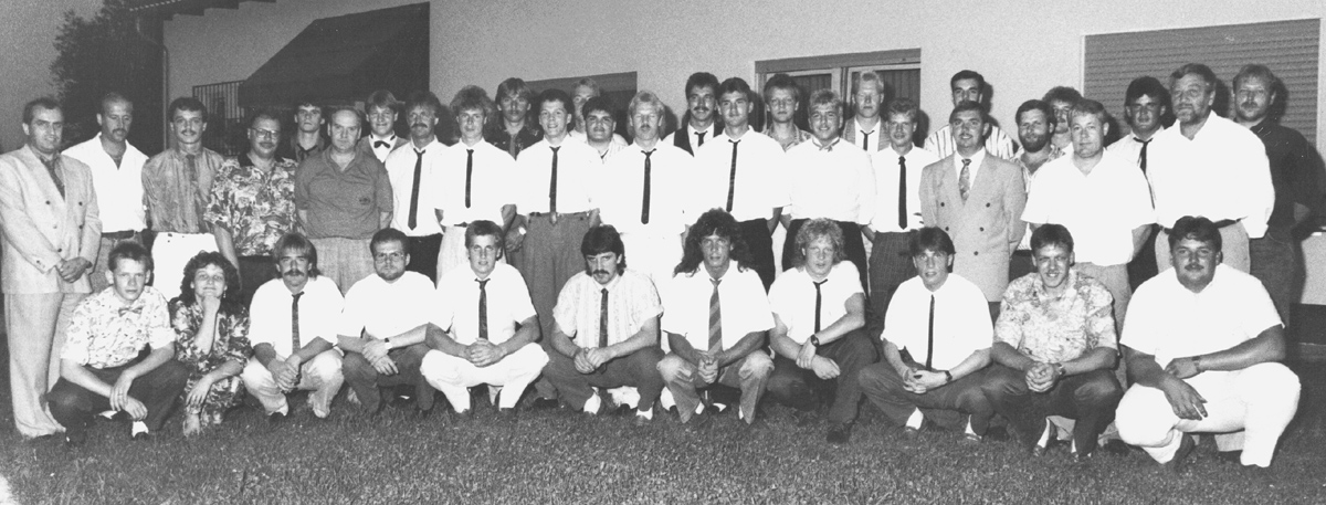 Das offizielle Meisterschaftsfoto 1989/90 mit Spielern der 1. und 2. Mannschaft, Betreuern und Vorstandsmitgliedern: Hinten von links: Rudi Achzet (stellvertr. Kreisvors.), Klaus Straschil (Betr.), Jürgen Bauer (Schriftführer), Reinhard Zschech (SpA), Klaus Rottmann, Helmut Kister (SpAV), Rainer Elsässer, Jürgen Habich (Trainer), Andreas Hilscher, Jürgen Geiser, Dirk Januschke, Thorsten Lechtenbörger, Mirko Stolac, Jürgen Karolus, Martin Bayer, Thomas Irro, Thomas Schreckenberger, Mark Allgeier, Dirk Wittig, Harry Diesel, Bruno Czink (3. Vors.), Markus Hönig, Georg Beetz (SpA), Gerd Reidinger, Adolf Mayer (Kassier), Karl-Heinz Kissel, Helmut Allgeier (1. Vors.), Joachim Wetzel Vorne von links: Jürgen Klingmann, Sabine Albig, Reinhold Lauck, Detlef Laber, Timo Dippel, Ralf Olbert, Silvio Neitzner, Holger Frank, Jochen Elsässer, Oliver Albig, Alex Allgeier (Betr.)