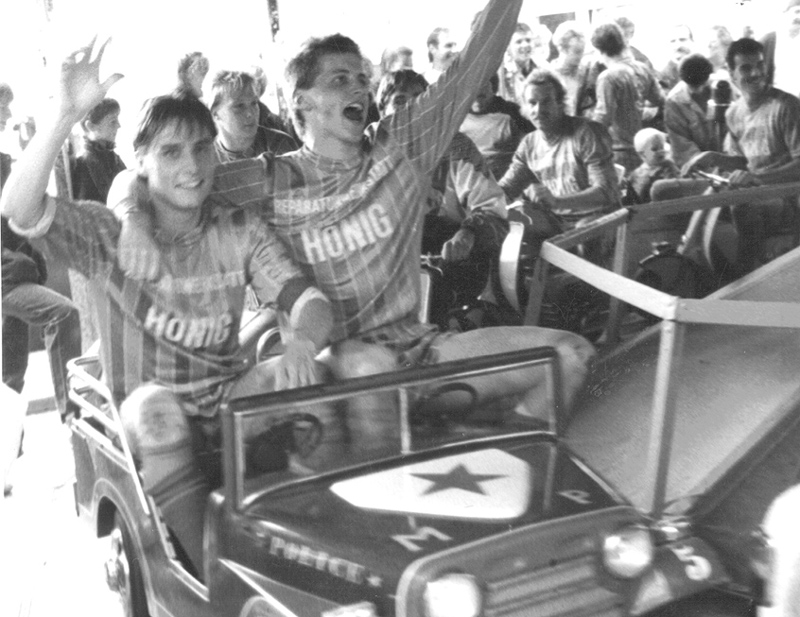 Jochen Elsässer (li.) und Timo Dippel beim traditionellen Karusellfahren nach einem Kerwesieg