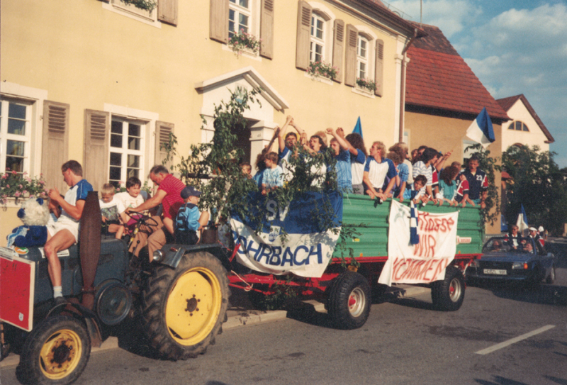 Ausgelassene Freude und Begeisterung bei der Traktorfahrt des Meisterteams durch Rohrbach/S.