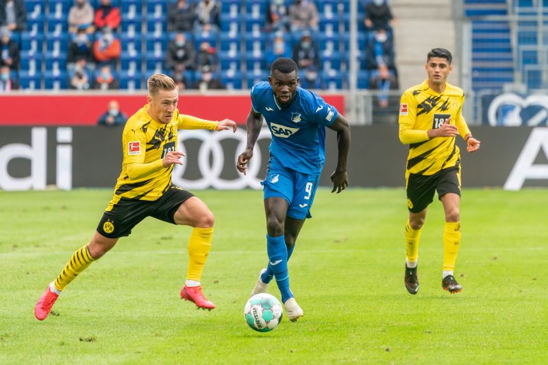 Der zuletzt stark spielende Bebou (re.) enteilt Dortmunds Passlack