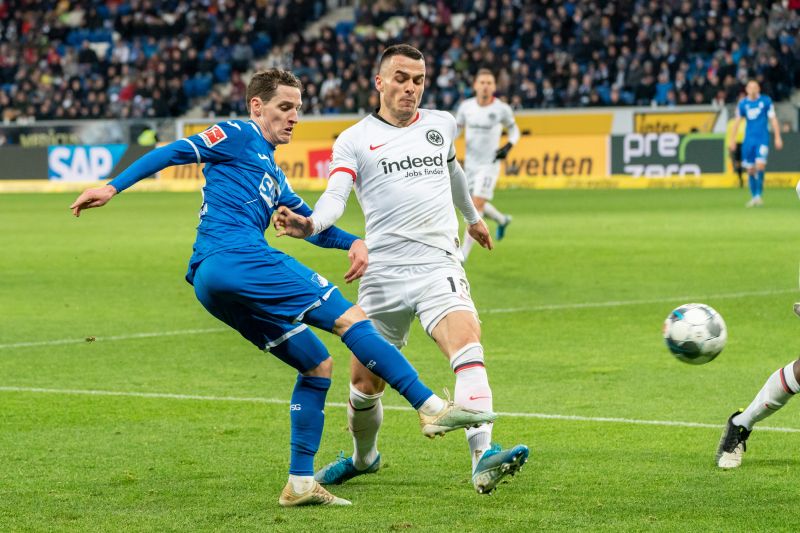 Hoffenheims Rudy (li.) kommt hier seinem Frankfurter Gegenspieler einen Schritt zuvor