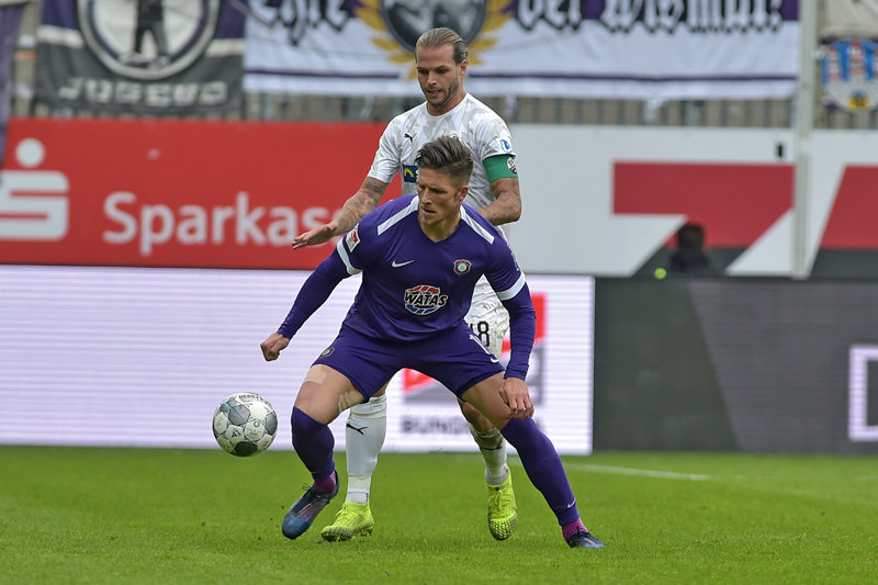 SVS-Kapitän Dennis Diekmeier (Hinten) im Zweikampf mit Dennis Kempe vom Gegner Erzgebirge Aue