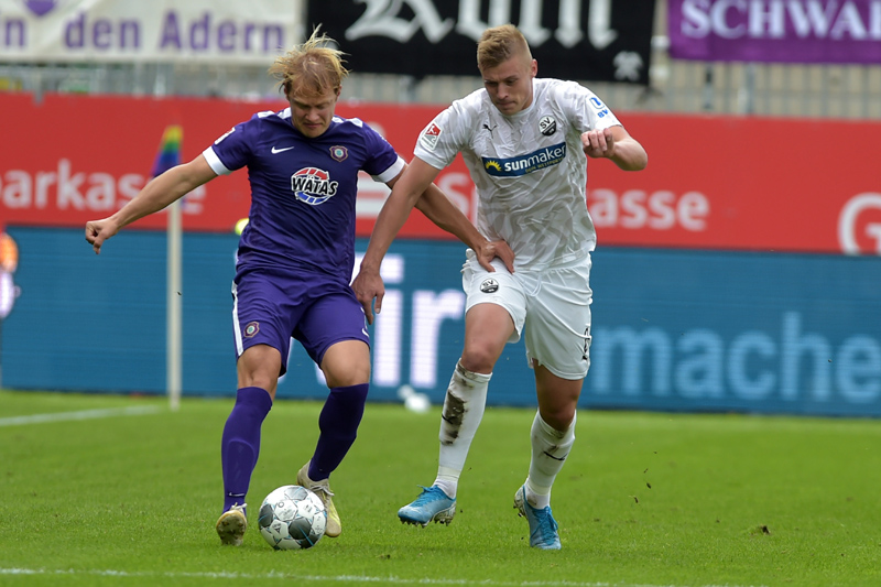 Jan Hochscheidt (li.) gegen Sandhausens Aleksandr Zhirov