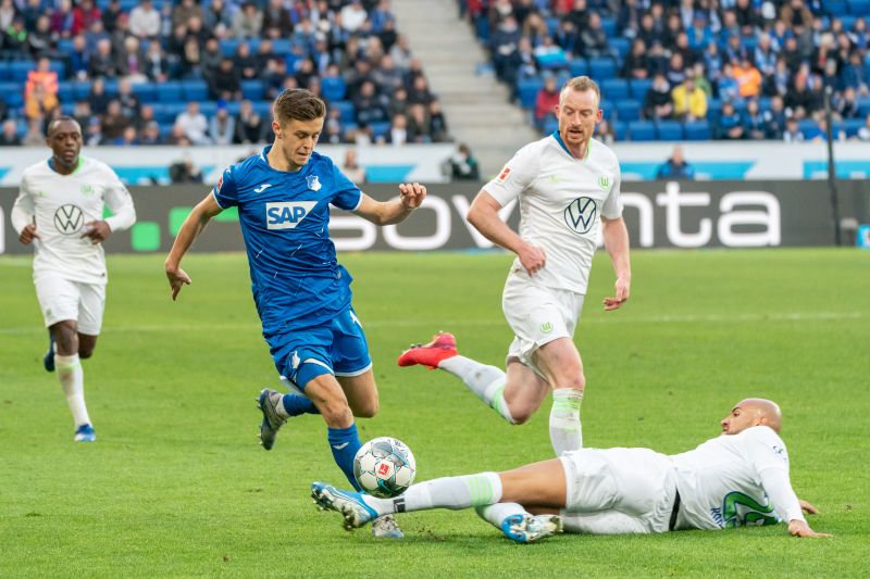 Hoffenheims Christoph Baumgartner (li.) setzt sich gegen seine Wolfsburger Gegenspieler durch