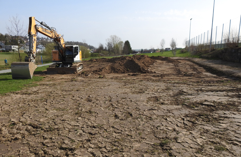 Zunächst wurde der Mutterboden abgetragen und das Gelände eben planiert