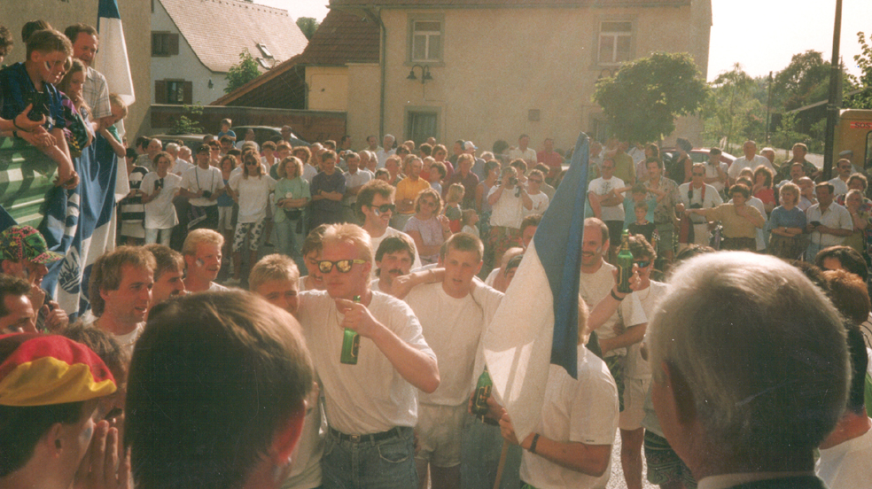Über 300 Fans feierten bei der Meisterehrung vor der Rohrbacher Gemeindeverwaltung den zweiten Meistertitel des SVR