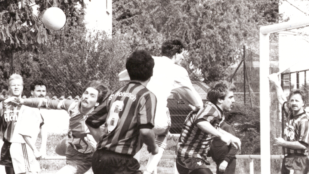 SV-Keeper Geiser klärt per Faustabwehr