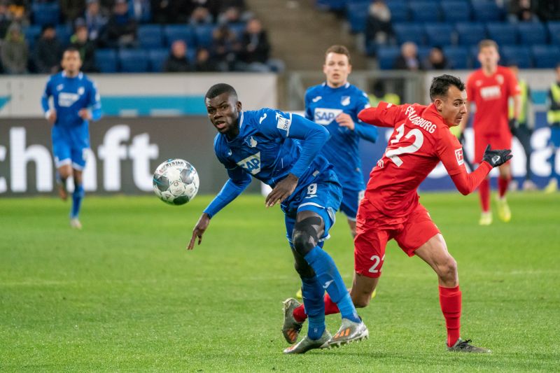 Bebou (li.) enteilt Augsburgs Iago Amaral Borduchi