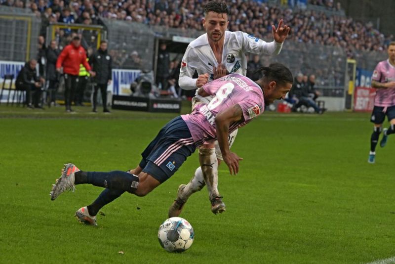 Hamburgs Dudziak kommt im Zweikampf mit Sandhausens Halimi zu Fall