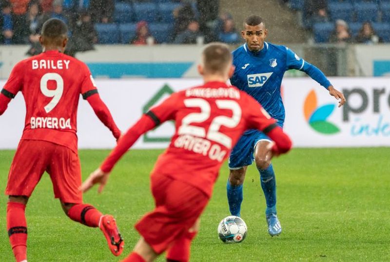 Hoffenheims Akpoguma sucht eine Anspielstation