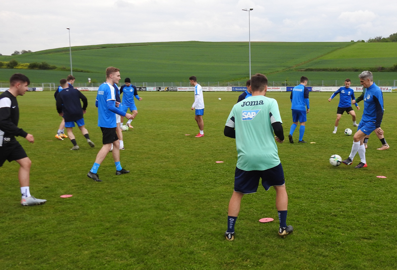 Beim Trainingsaufgalopp juckte es auch Trainer Heger (re.) in den Fußballerbeinen