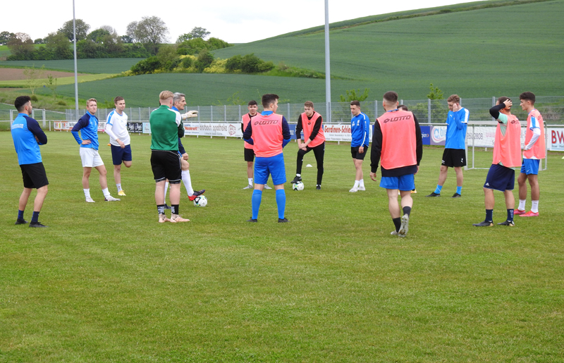 Ansprache von Trainer Joachim Heger an seine Spieler. Zuvor mussten alle Trainingsteilnehmer einen negativen Schnelltest vorlegen.