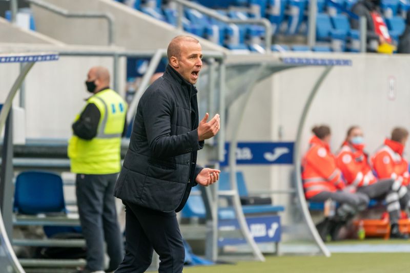 Trainer Hoeneß engagiert am Spielfeldrand