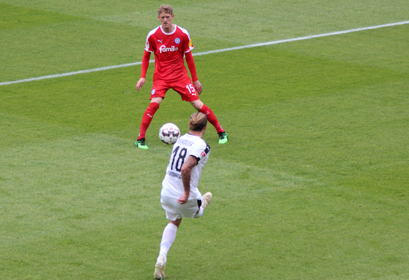 Kiels van den Bergh kann SVS-Kapitän Diekmeier nicht am flanken hindern