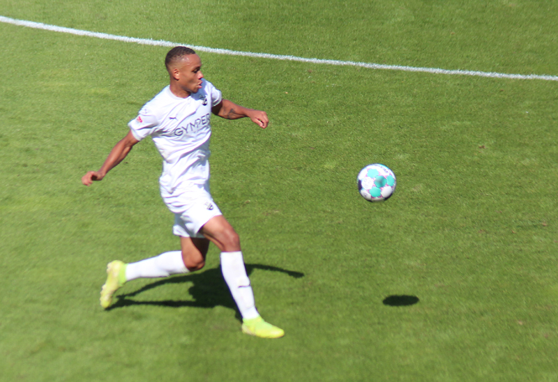 Sandhausens Nartey gab die Vorlage zum 2:0 von Behrens